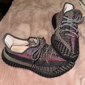 Yeezy boost 350 V2 ‘'Yecheil Non-Reflective' shoes with reflective laces. Size 8